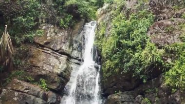 Güzel bir şelale görüntüsü.