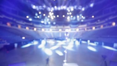 POV müzisyen/sanatçı çağrınızdan önce boş bir coliseum bir konserde sahne merkezi mikrofon için yürüyüş