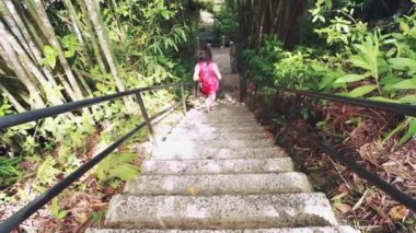 Merdivenlerden inip bir yağmur ormanı, yürüyüş sırasında hiking bir kız arkadan vurdu.