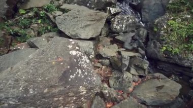 Tilt kadar atış bir nehir tarafından kayalar Grup