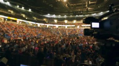 Başlatmak için'dolu kapalı coliseum için bekleyen kalabalık video alarak bir video kamera görüntüsünü göster