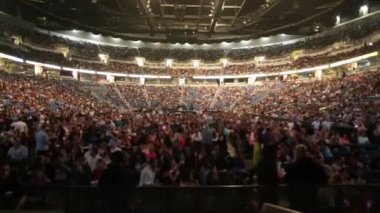 Pan çekim başlatmak için konser için bekleyen bir kapalı konser salonuna kalabalığa.