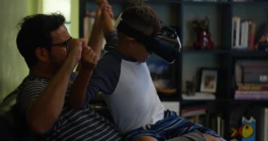 Yavaş, baba ve oğul evde Vr mezartaşı ile oynamak