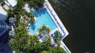 Havuz su yolu Miami bölgesinde yer alan binanın üzerinde hava atış