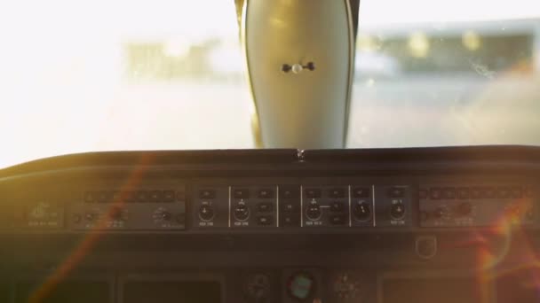 Řídící Panel Konzole Zaparkovaných Soukromé Letadlo Při Západu Slunce — Stock video