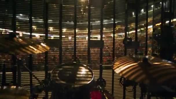 Vor Einem Konzert Von Der Bühne Des Drummer Setups Aufklappen — Stockvideo