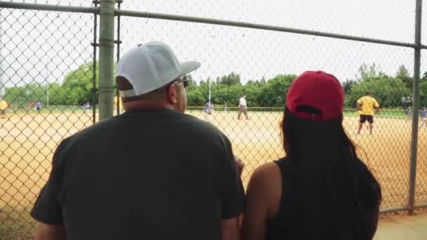 Diurno Tiro Por Trás Pais Sentados Assistindo Jogo Beisebol Campo — Vídeo de Stock