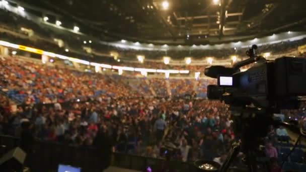 Fotografía Cámara Vídeo Tomando Vídeo Del Coliseo Lleno Antes Concierto — Vídeo de stock