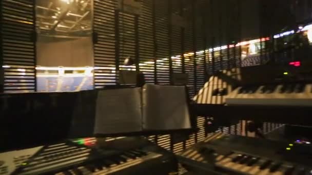 Panorama Close Configuração Tecladista Tirada Palco Antes Concerto — Vídeo de Stock