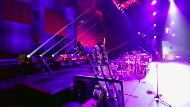 Basszusgitáros Beállítás Színpadon Koncert Előtt Más Eszközökkel Lövés Nagy Világítástechnikai — Stock videók