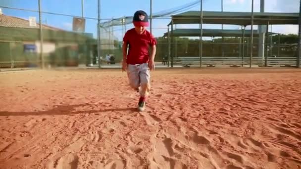 慢动作射击的孩子跑向第一基地和滑动在棒球公园 那孩子朝摄影机跑去 — 图库视频影像