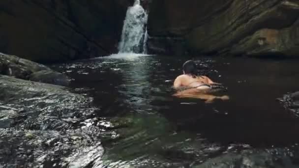 Feminino Pendurado Dentro Rio Por Uma Cachoeira — Vídeo de Stock