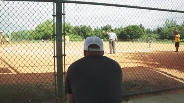 Disparo Diurno Por Detrás Hombre Padre Mientras Partido Béisbol Parque — Vídeos de Stock