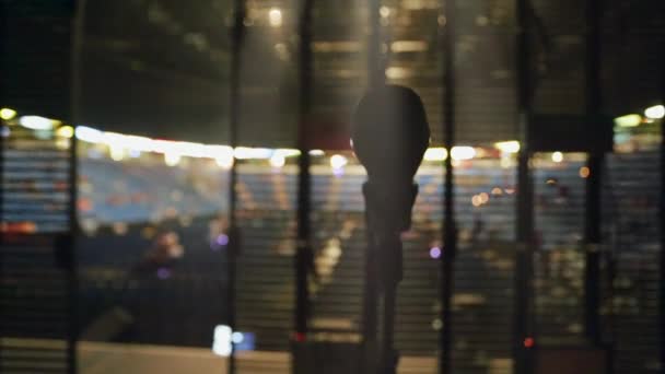 Toma Perspectiva Cantante Desde Escenario Antes Concierto Con Poco Audiencia — Vídeos de Stock