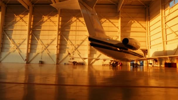Pan Sparato Jet Privato Parcheggiato Presso Hangar Aerei Poi Agli — Video Stock