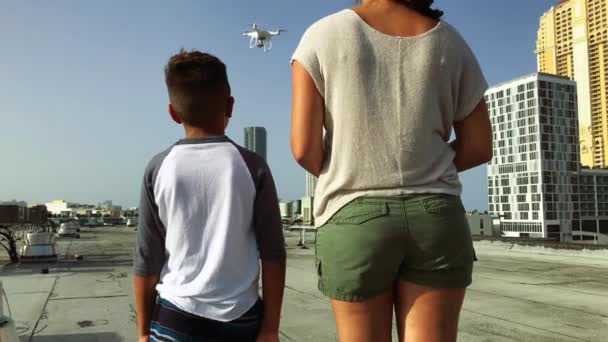 Mãe Filho Voando Drone Belo Dia — Vídeo de Stock