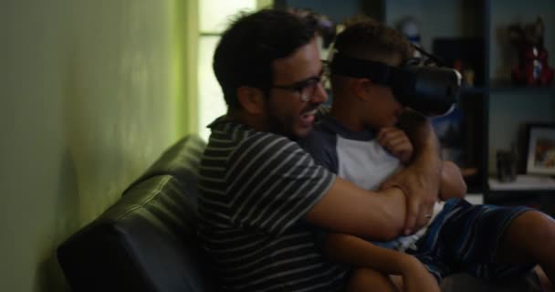 Motion Slow Tatălui Ținându Fiul Poală Acasă Timp Fiul Joacă — Videoclip de stoc