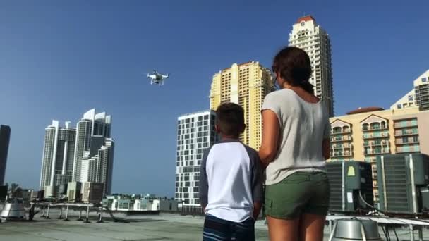 Inclinazione Una Donna Figlio Che Pilotano Drone Sopra Edificio Una — Video Stock