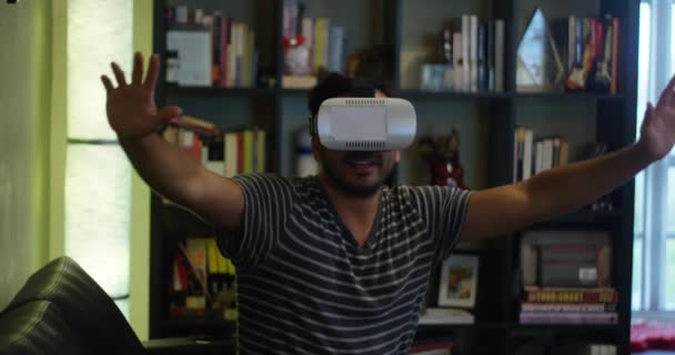 Bir Erkek Googles Ile Evde Otururken Oynarken Yavaş Hareket Atış — Stok video