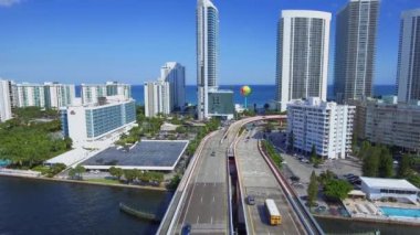 Editoryal Hallandale yolun, arabalar, Universiteler ve okyanus Hallandale, Florida'da güneşli bir günde gösterir 21 Ekim 2016 hava atış