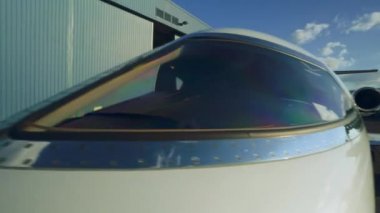 Büyük tava Havaalanı'nda büyük kapılar tarafından park etmiş bir özel uçak kadeh