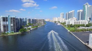 Intracoastal suyolu alan binalar ve tekneler gösteren Hallandale (Miami) Florida büyük havadan çekim