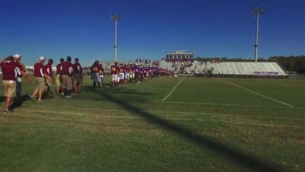 High School Football Players Drżenie Rąk Linii Grze — Wideo stockowe