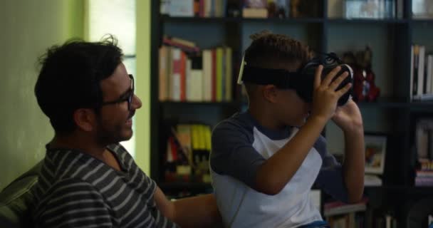 Slow Motion Enfant Assis Sur Les Genoux Son Père Qui — Video