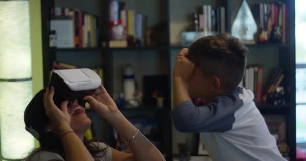 Slow Motion Van Moeder Spelen Met Een Virtual Reality Headset — Stockvideo