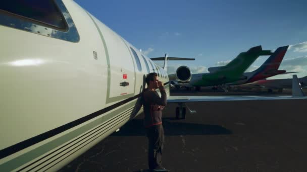 Дневной Снимок Человека Прислонившегося Самолету Затем Уходящего — стоковое видео