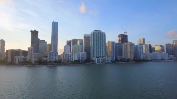 Antenn Skott Tagna Från Bevattna Byggnader Miami Solnedgången — Stockvideo