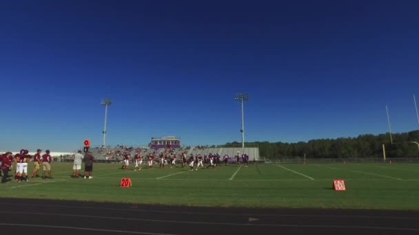 在美丽的一天 在高中足球比赛中拍摄的旅行 — 图库视频影像
