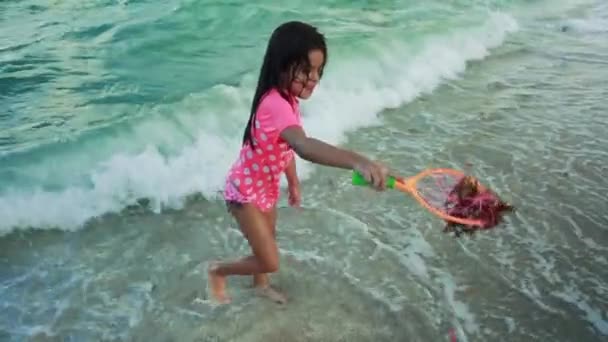 Menina Brincando Com Brinquedo Dentro Oceano Final Tiro Outra Menina — Vídeo de Stock