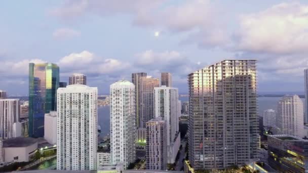 Letecký Záběr Přichází Směrem Budov Miami — Stock video