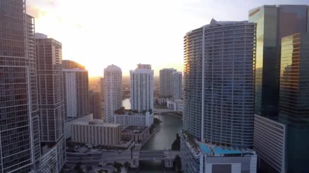 空中拍摄 通过在 Brickell 和迈阿密市中心的建筑物在日落期间 内陆水道也可以看到在拍摄 — 图库视频影像