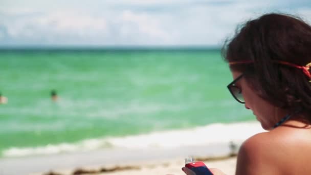 Shot Woman Sitting Ocean Beach Holding Looking Her Cell Phone — Stock Video