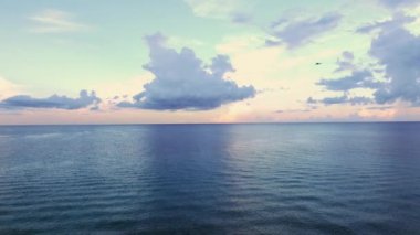 Bir helikopter tarafından uçtuğu sırada okyanusun hava atış.