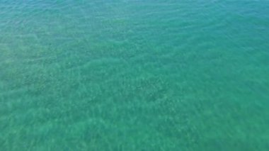 Güzel hava okyanusun farklı deniz renkleri görebilirsiniz ve çekimin sonunda geçirerek bir jet kayakçı vurdu