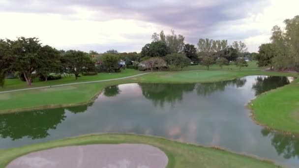 Tiro Aéreo Campo Golf Miami Disparo Comienza Con Bandera Agujero — Vídeo de stock