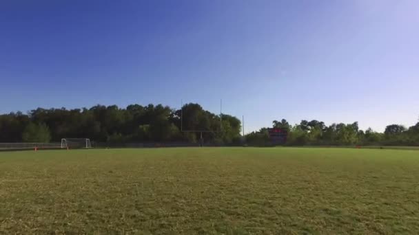 Schieben Sie Gimbal Schuss Durch Ein Fußballfeld — Stockvideo