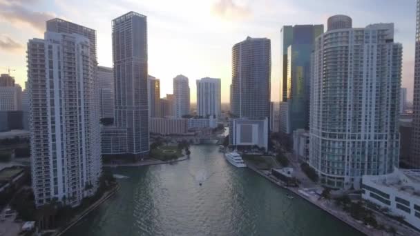 Hermosa Vista Aérea Través Vías Navegables Edificios Miami Durante Puesta — Vídeo de stock