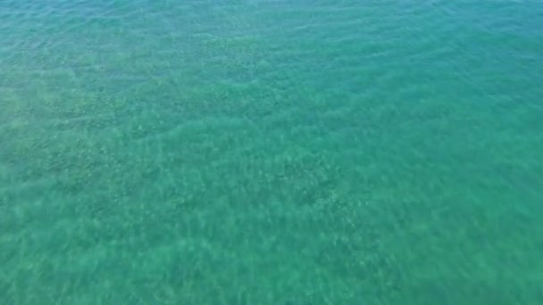 美しい空中撮影さまざまな海の色を見ることができる海とショットの終わりに渡しジェット スキーヤー — ストック動画
