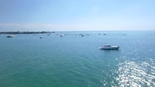 美丽晴朗的一天 小船停泊在海洋上的空中拍摄 — 图库视频影像