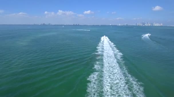 Disparo Aéreo Que Sigue Barco Océano Con Otros Barcos Alrededor — Vídeos de Stock