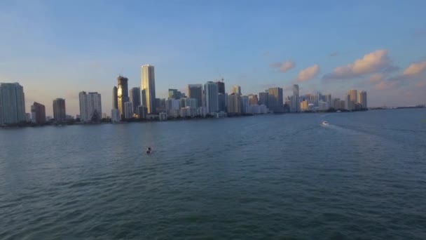 海からそれと空中ショット近づくとブリッケル マイアミ地区 — ストック動画