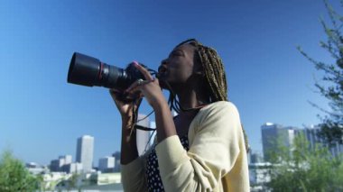 Ağır çekim bir siyah kadın arka planda Los Angeles şehir ile fotoğraf çekmek