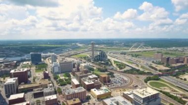 Bina ve yollar yakın şehir merkezinde Dallas, Texas gündüz havadan görünümü