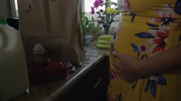 Movimento Lento Mulher Grávida Comendo Frutas Enquanto Esfrega Barriga Cozinha — Vídeo de Stock