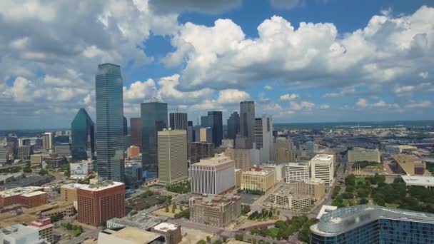 在得克萨斯州达拉斯市中心的白天空中拍摄 — 图库视频影像