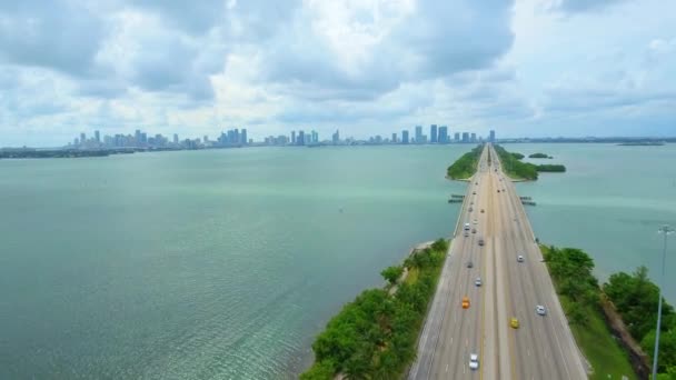 Miami Florida Üstünde Köprü Geçerken Araba Üzerinde Gündüz Havadan Vuruldu — Stok video